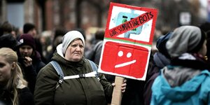 Frau steht mit Protestschild gegen Uploadfilter auf einer Demonstration