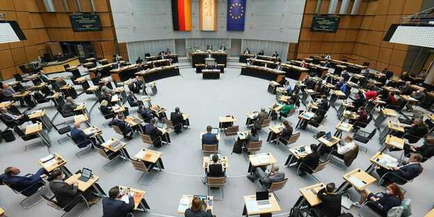 Das Foto zeigt einen Blick in den Plenarsaal des Berliner Landesparlaments, des Abgeordnetenhauses.