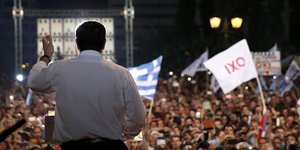 Tsipras vor einer großen Menschenmenge