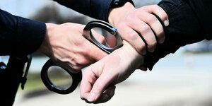 Symbolfoto Verhaftung Handschellen anlegen