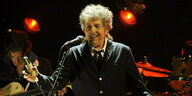Bob Dylan lachend während eines Auftritts