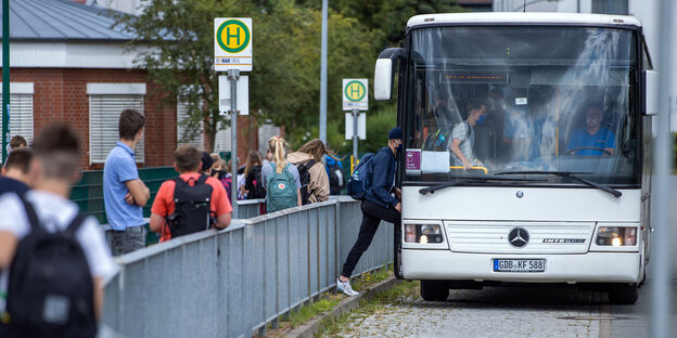 Schulkinder steigen in einen Bus