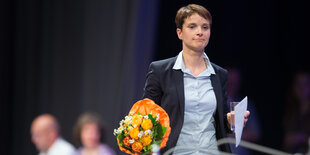 Frauke Petry mit einem Blumenstrauß