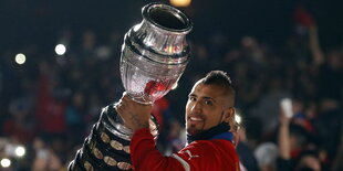 Chilenischer Spieler mit Pokal