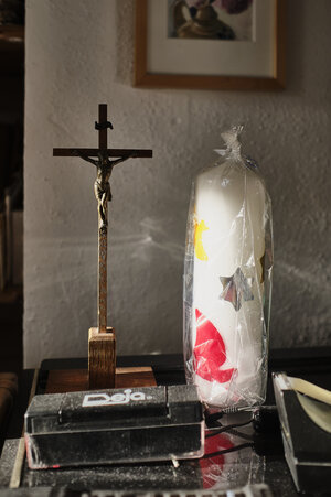 Ein Kreuz und eine Kerze Ein Kreuz und eine Kerze