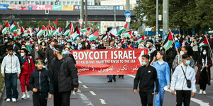 Demonstration in Berlin mit Transparent: Boycott Israel