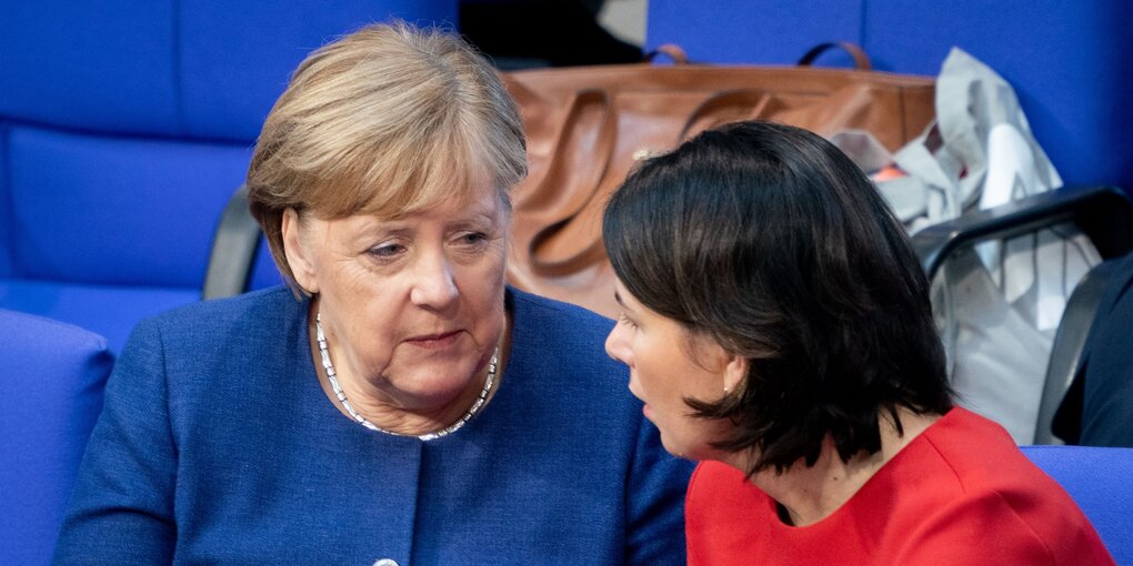 Angela Merkel spricht mit Annalena Baerbock