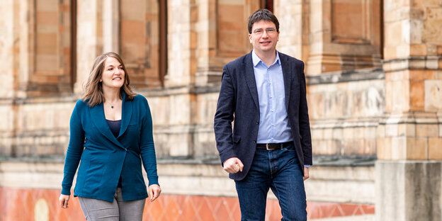 Ronja Endres und Florian von Brunn laufen nebeneinander vor dem Bayerischen Landtag