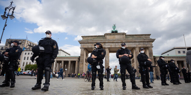 Polizistinnen stehen vor dem Brandenburger Tor