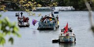 Boote fahren auf dem Landwehrkanal, Demonstranten machen darauf auf steigende Miete aufmerksam