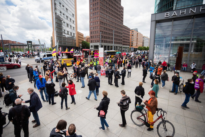 Demonstranten sammeln sich auf dem Potsdamer Platz