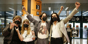 Die Rock-Band Måneskin stellt sich am Flughafen in Rom in Pose für den Fotografen