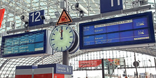 Eine Anzeigentafel im Berliner Hauptbahnhof