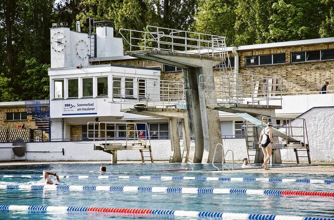 Schwimmer im Wasser: Im Sommerbad am Insulaner ist wieder was los