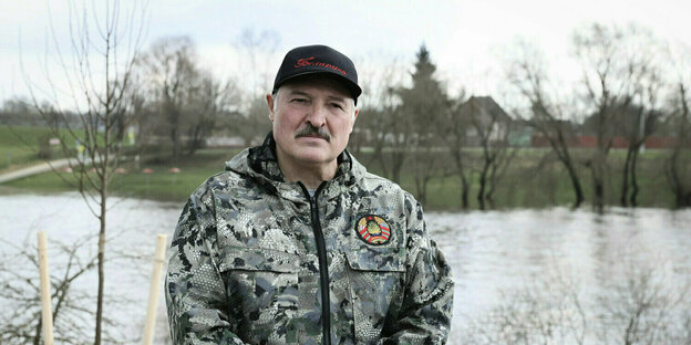Lukaschenko im Camouflage-Outfit beim Subotnik