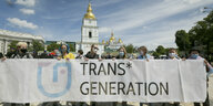 Demonstrant*innen mit Protestplakat: TRANS*GENERATION in Kiew
