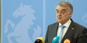 NRW-Innenminister Herbert Reul auf einer Pressekonferenz in Düsseldorf