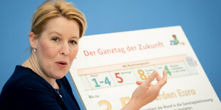 Franziska Giffey gestikuliert vor einem Schild "Der Ganztag der Zukunft"