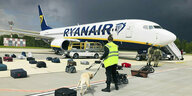 Eine Sicherheitskraft in Minsk inspiziert mit einem Spürhund das Gepäck eines Ryanair-Flugzeuges. Belarussische Behörden hatten das Flugzeug auf dem Weg von Athen nach Vilnius zur Landung gebracht.