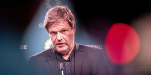 Portrait Robert Habeck bei einer Pressekonferenz