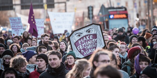 Menschenmenge mit feministischen Plakaten