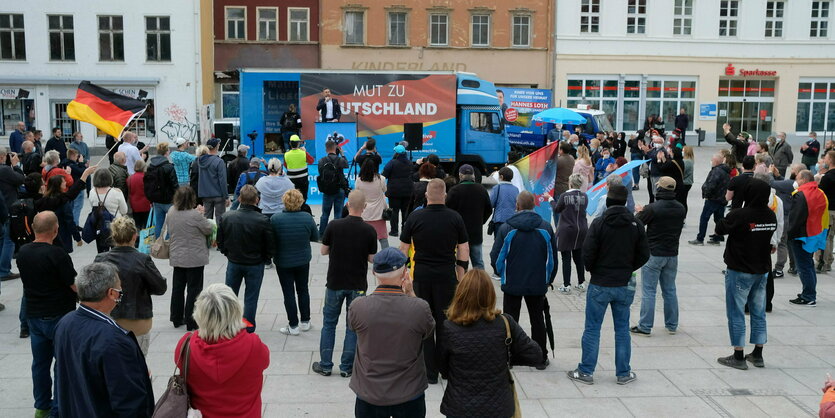 Teilnehmer einer Kundgebung der AfD stehen auf dem Marktplatz Weißenfels