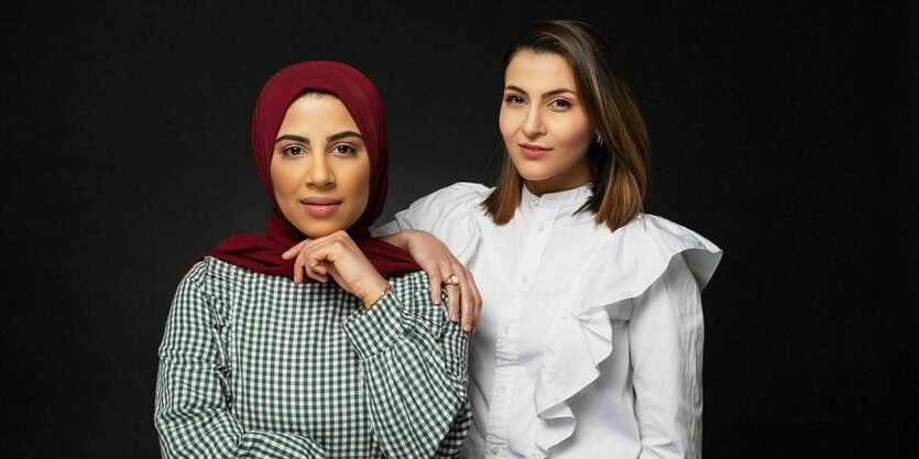 Die beiden Gründerinnen des Berliner Filmkollektivs Nabila Bushra (links) und Farah Bouamar im Porträt vor schwarzer Wand