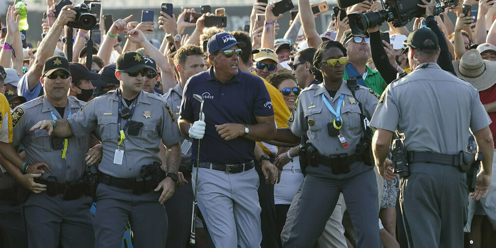 Golf-Profi Phil Mickelson in einem Meer von Zuschauern.