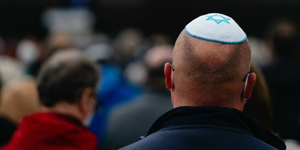 Teilnehmer einer Kundgebung trägt eine Kippa