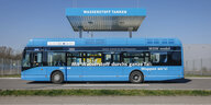Ein blauer Buss vor einer Wasserstofftankstelle