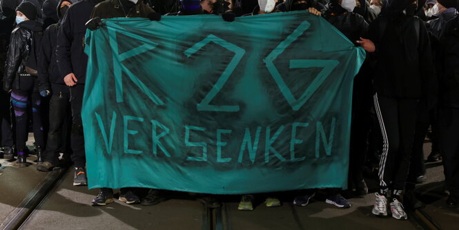 Das Foto zeigt ein Banner mit der Aufschrift "R2G versenken".