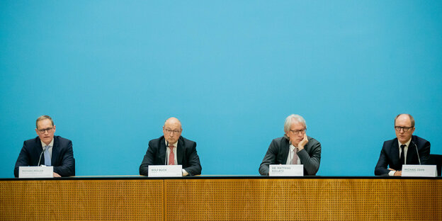 Bei der Pressekonfernez sitzen Michael Müller, Rolf Buch, Matthias Kollatz und Michael Zahn nebeneinander