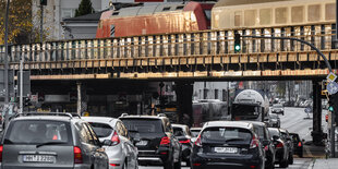 Straßenverkehr unter der Sternbrücke in Hamburg