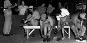 Soldatinnen der neuen Armee Israels ziehen Schuhe an