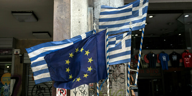 Eine EU-Flagge und griechische Flaggen wehen im Wind