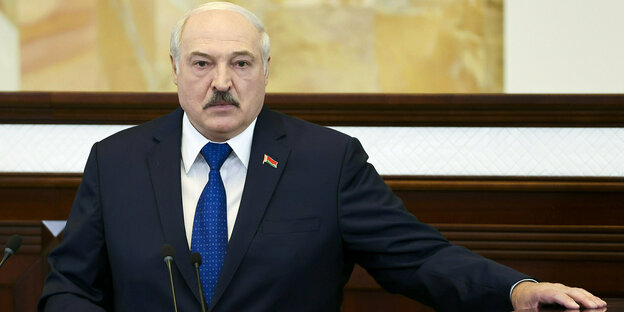 Alexander Lukaschenko spricht vor dem Parlament in Minsk