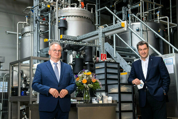 Reiner Haseloff und Markus Söder in einem Labor Reiner Haseloff und Markus Söder in einem Labor