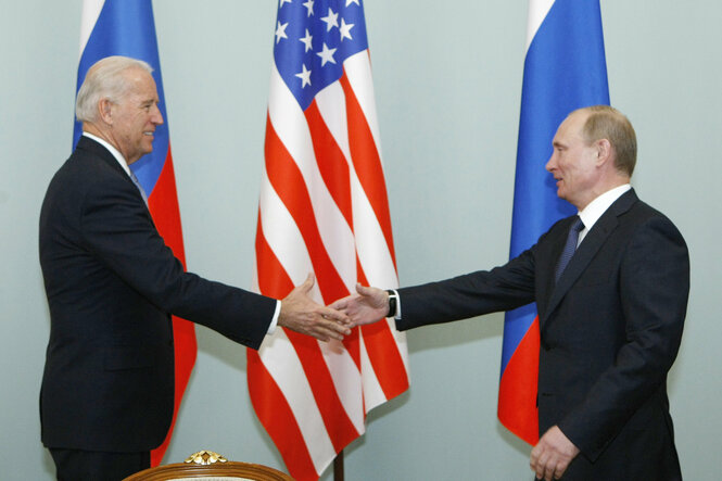 Die Präsidenten Biden und Putin.