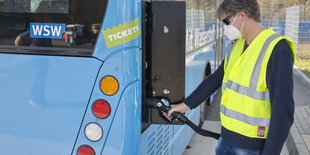 Ein Bus wird mit Wasserstoff betankt