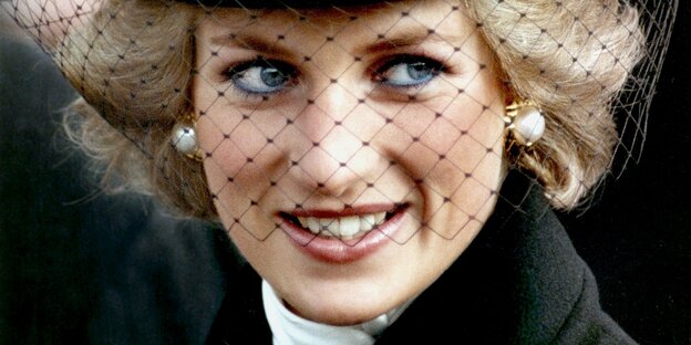 Prinzessin Diana mit einem schwarzen Hut