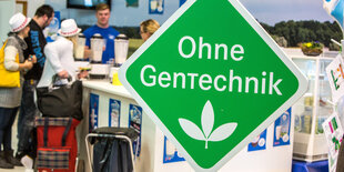 Das Siegel "ohne Gentechnik" ist auf der Internationalen Grüne Woche 2019 an einem Messestand zu sehen