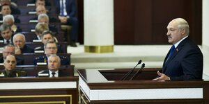 Machthaber Ale­xander Lukaschenko spricht am Mittwoch vor dem Parlament in Minsk