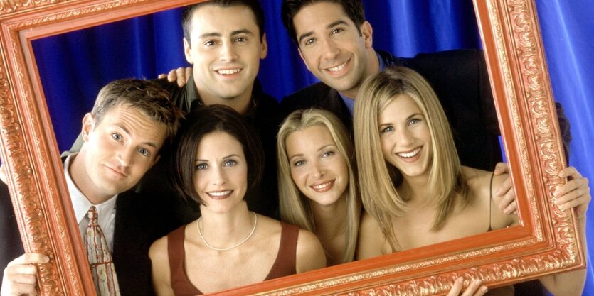 Die "Friends" in einem Promo-Shot halten einen Bilderrahmen