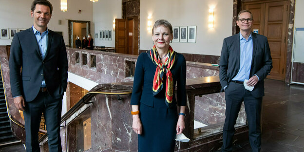 Das Foto zeigt den Regierenden Bürgermeistwer Michael Müller, die Präsidentin der Humboldt-Universität, Sabine Kunst, und den Staassekretär für Wissenschaft, Steffen Krach.