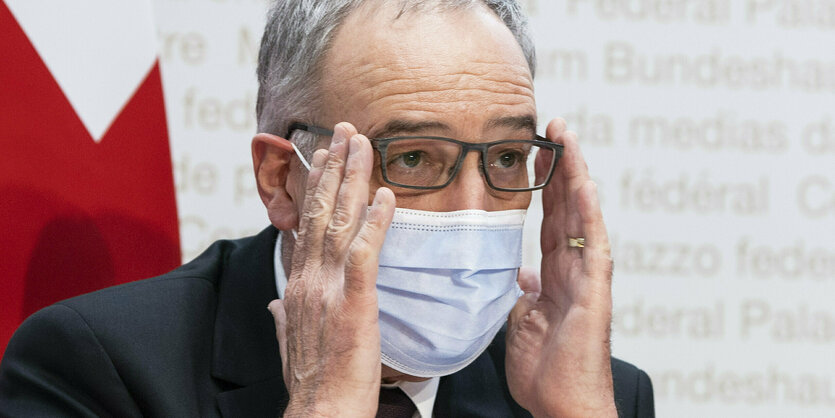 Guy Parmelin bei einer Pressekonferebnz mit Gesichtsmaske