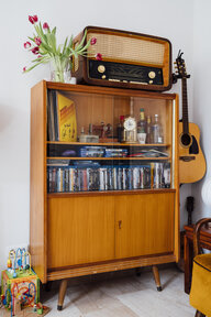 Ein Schrank, auf dem ben ein Röhrenradio steht Ein Schrank, auf dem ben ein Röhrenradio steht