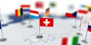 Europakarte mit Fähnchen europäischer Länder - die Schweizer Fahne im Fokus