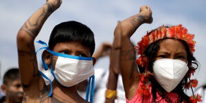 Kinder vom indigenen Volk der Munduruku protestieren mit Gesichtsmasken