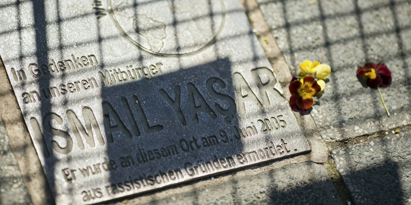 Eine Bronzetafel mit der Aufschrift "In Gedenken an unseren Mitbürger Ismail Yasar"