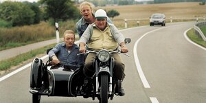 Motorrad mit Beiwagen und Dorfpolizist Krause